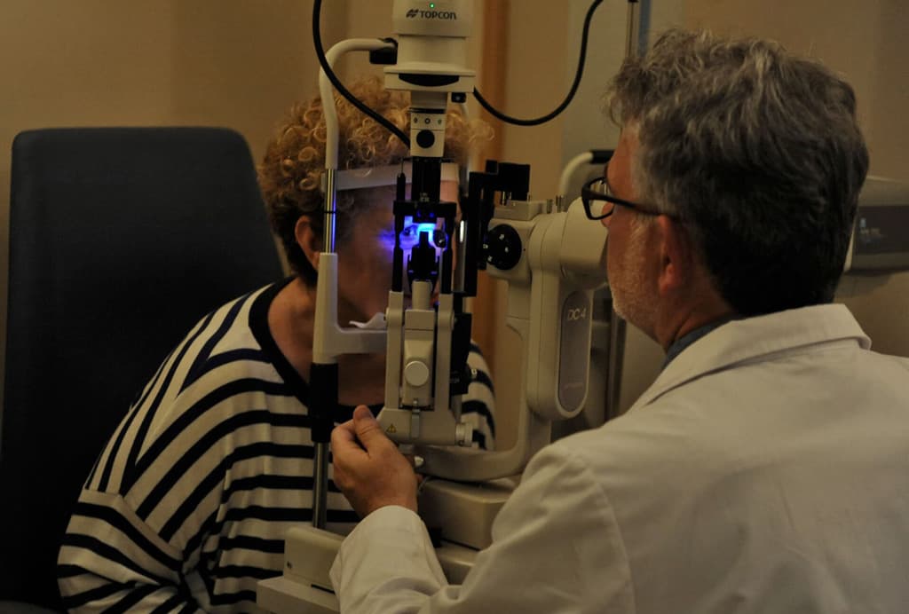 Oftalmólogo especializado en el tratamiento de las cataratas y el glaucoma